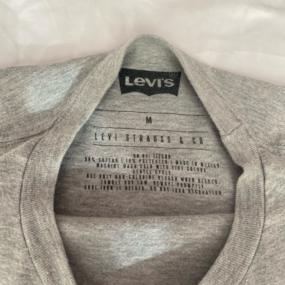 ð€LEVIS BRAND TEE! - Picture 3 of 4